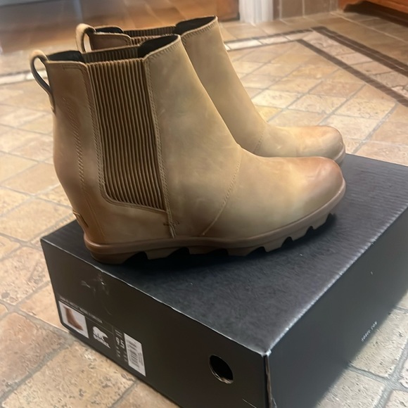 Sorel Shoes - Joan of artic wedge 2 Chelsea size 9.5 camel brown
